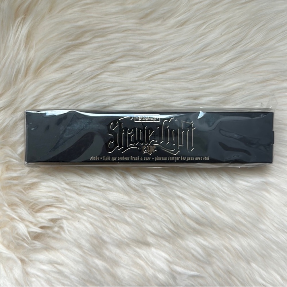 NWT Kat Von D Shade & Light Eye Contour Brush. Rare. Discontinued product